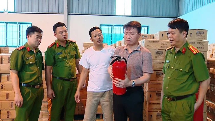 Bắt giám đốc Công ty Tomoken Việt Nam sản xuất hàng triệu bình chữa cháy giả - Ảnh 1.