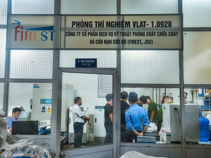Hình ảnh bên trong xưởng sản xuất hàng triệu bình chữa cháy giả với công thức 'tự nghĩ ra' - Ảnh 7.
