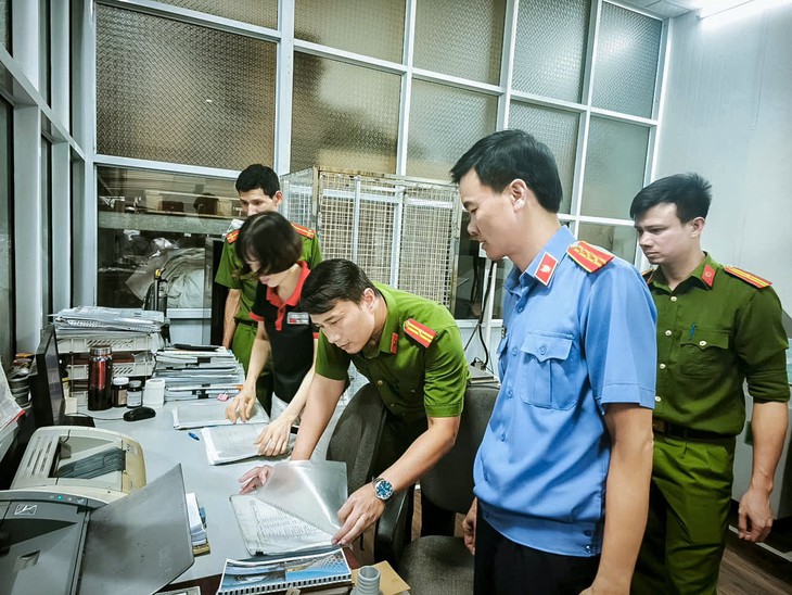 Hình ảnh bên trong xưởng sản xuất hàng triệu bình chữa cháy giả với công thức 'tự nghĩ ra' - Ảnh 7.