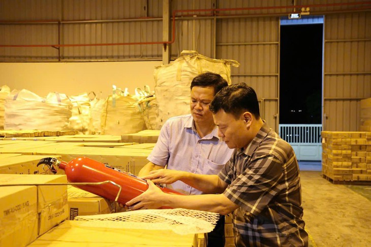Hình ảnh bên trong xưởng sản xuất hàng triệu bình chữa cháy giả với công thức 'tự nghĩ ra' - Ảnh 6.