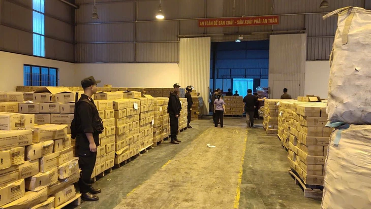 Hình ảnh bên trong xưởng sản xuất hàng triệu bình chữa cháy giả với công thức 'tự nghĩ ra' - Ảnh 9.