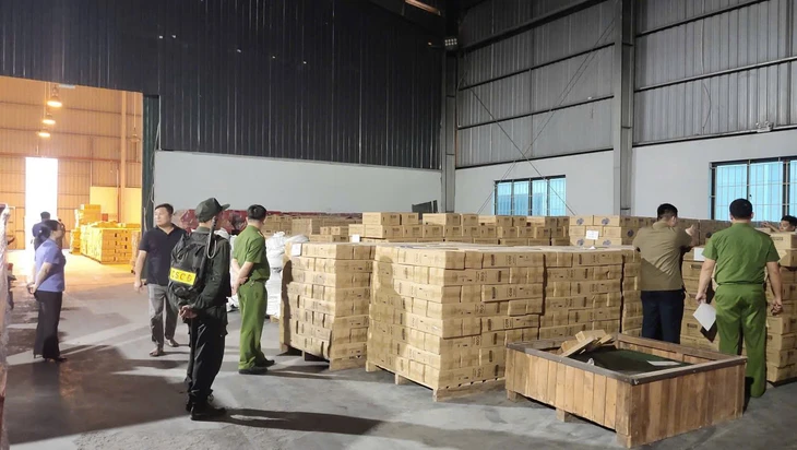Hình ảnh bên trong xưởng sản xuất hàng triệu bình chữa cháy giả với công thức 'tự nghĩ ra' - Ảnh 8.