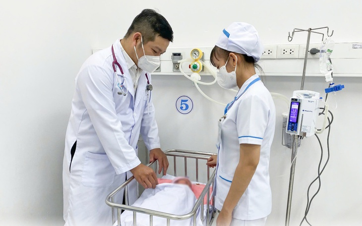 Bé gái sinh non nặng 850g được xuất viện khỏe mạnh - Ảnh 2.