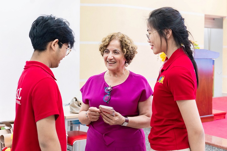 Học sinh Royal School thảo luận cùng giáo sư hàng đầu thế giới - Ảnh 1.