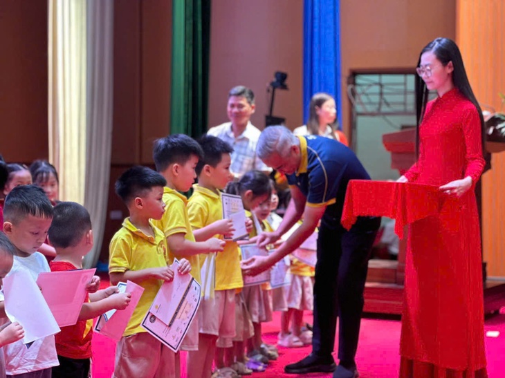 750 học sinh khó khăn nhận học bổng từ Saigontourist Group - Ảnh 1.