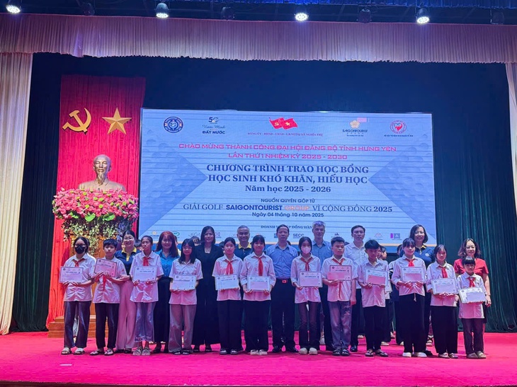 750 học sinh khó khăn nhận học bổng từ Saigontourist Group - Ảnh 2.