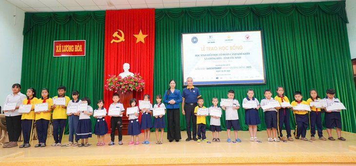 750 học sinh khó khăn nhận học bổng từ Saigontourist Group - Ảnh 3.