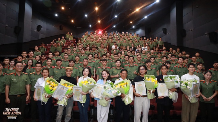 'Tử chiến trên không' thu 200 tỉ, vượt 'Hai Phượng' thành phim hành động ăn khách nhất Việt Nam - Ảnh 1.