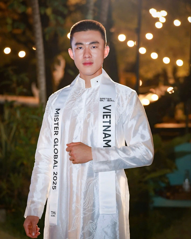 'Đầu cơ nghiệp’ của Đoàn Công Vinh so với trang phục các nước ở Mister Global 2025 - Ảnh 2.