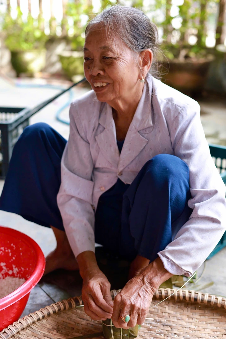 Người dân Đắk Lắk nấu bánh chưng gởi bà con vùng lũ Nghệ An - Ảnh 4.