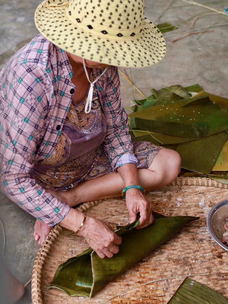 Người dân Đắk Lắk nấu bánh chưng gởi bà con vùng lũ Nghệ An - Ảnh 5.