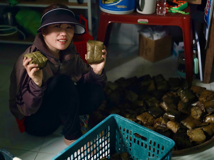 Người dân Đắk Lắk nấu bánh chưng gởi bà con vùng lũ Nghệ An - Ảnh 6.