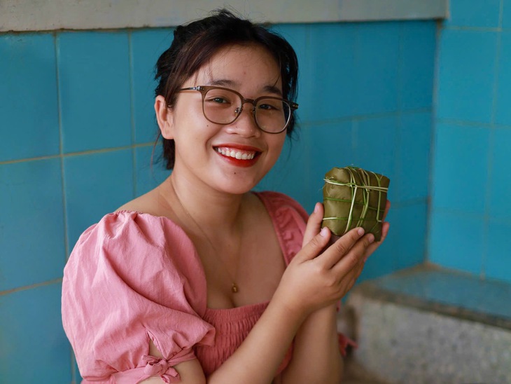 Người dân Đắk Lắk nấu bánh chưng gởi bà con vùng lũ Nghệ An - Ảnh 3.