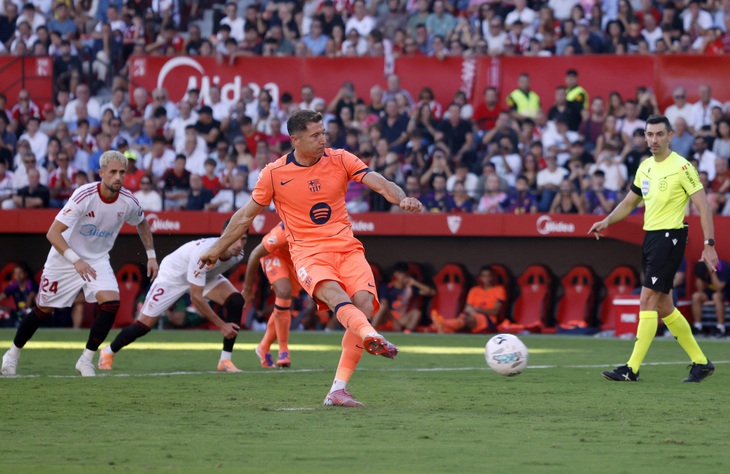 Lewandowski đá hỏng phạt đền, Barca nhận thất bại nặng nề nhất mùa này - Ảnh 1.
