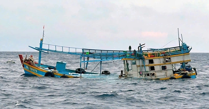 Tàu cá có 11 ngư dân bị tàu nước ngoài tông chìm ngoài khơi, thuyền trưởng mất tích - Ảnh 1.