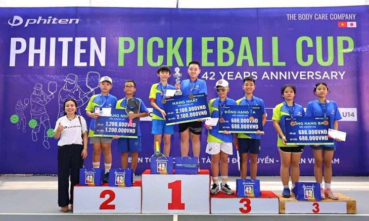 Em trai Vinh Hiển tỏa sáng ở giải pickleball nhí - Ảnh 1.