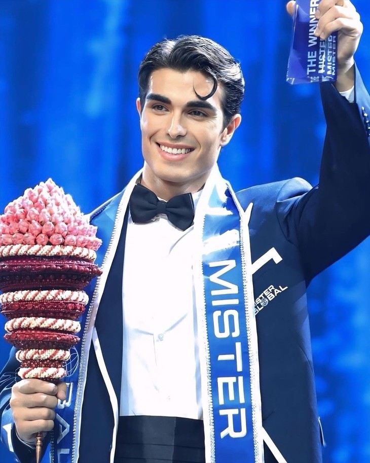Mister Global 2025 đến từ Tây Ban Nha, Đoàn Công Vinh không thi chung kết vì ngộ độc thực phẩm - Ảnh 1. Mister Global - Ảnh 1.