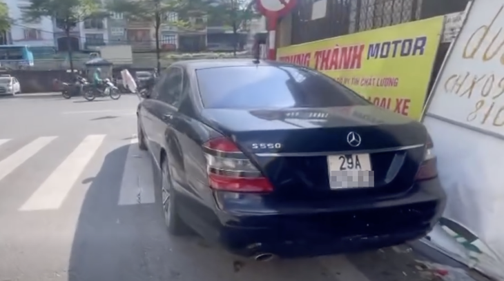Xe Mercedes đỗ sai trên phố Hà Nội, người dân 'mách' Cục trưởng Cảnh sát giao thông - Ảnh 1.
