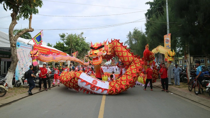 Lễ hội Nghinh Ông Cần Giờ 2025: Lễ thượng đại kỳ mở màn 'Tết biển' - Ảnh 4.