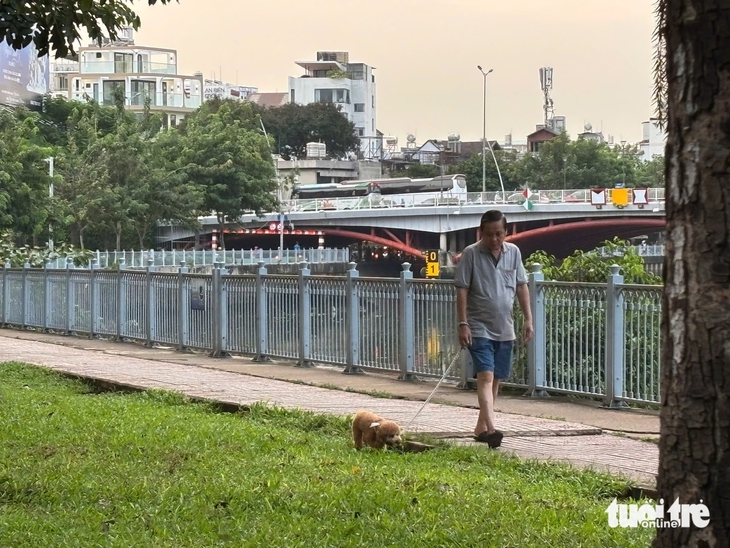 Chó không rọ mõm chạy dọc kênh Nhiêu Lộc - Thị Nghè: 'Dẫn cháu đi dạo sợ chó lao tới cắn' - Ảnh 3.