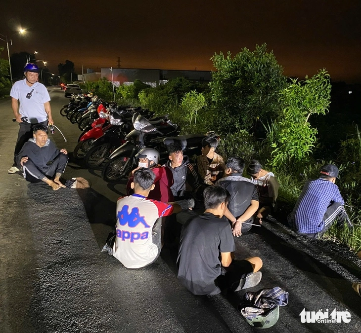 Nhóm 'quái xế' bỏ chạy tán loạn khi gặp cảnh sát giao thông, 2 người dương tính ma túy - Ảnh 1.