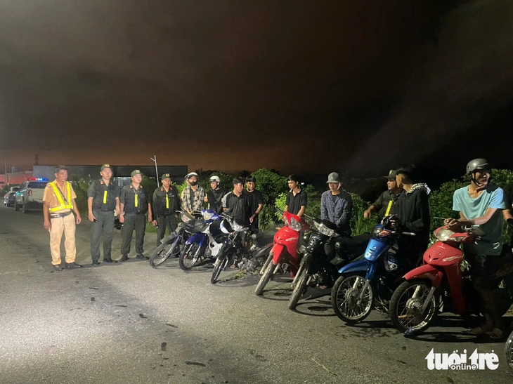 Nhóm 'quái xế' bỏ chạy tán loạn khi gặp cảnh sát giao thông, 2 người dương tính ma túy - Ảnh 2.
