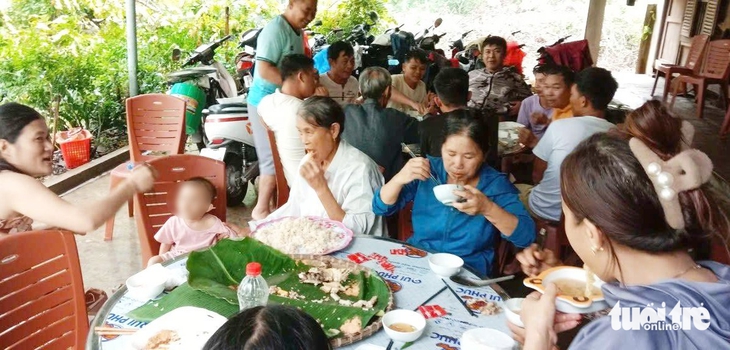 Cụ bà đạp xe chở 20kg gạo đi hỗ trợ bà con vùng lũ - Ảnh 3.