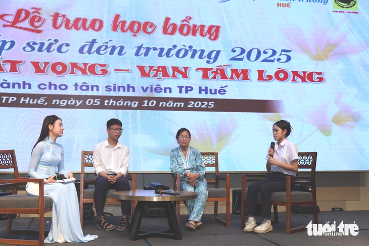 Những tấm lòng trao gửi học bổng Tiếp sức đến trường cho sinh viên nghèo xứ Huế  - Ảnh 4. tiếp sức đến trường - Ảnh 4.