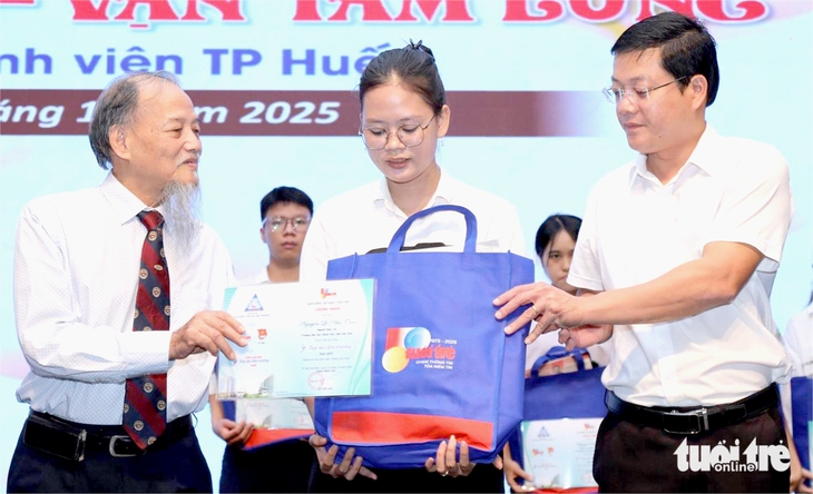 Thành người có ích và trả nợ ân tình - Ảnh 1. tiếp sức đến trường - Ảnh 1.