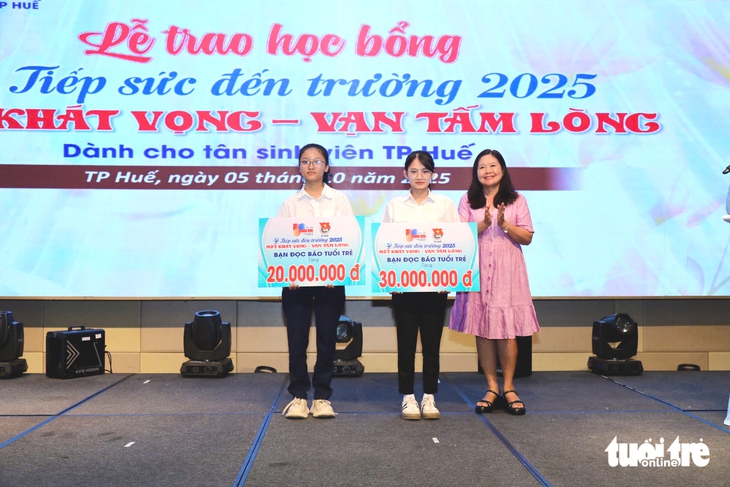 Những tấm lòng trao gửi học bổng Tiếp sức đến trường cho sinh viên nghèo xứ Huế  - Ảnh 2. tiếp sức đến trường - Ảnh 2.