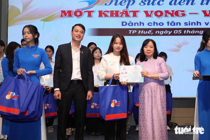 Những tấm lòng trao gửi học bổng Tiếp sức đến trường cho sinh viên nghèo xứ Huế  - Ảnh 3. tiếp sức đến trường - Ảnh 3.
