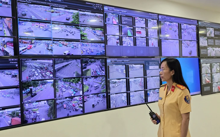 Xe máy vô tư chạy ngược chiều, phớt lờ mức phạt đến 6 triệu đồng - Ảnh 2.