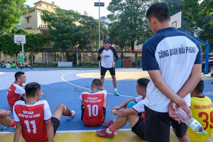 Cổ động viên nhí Hải Phòng: 3 năm cùng bố mẹ đi cổ vũ giải bóng đá công nhân - Ảnh 2.