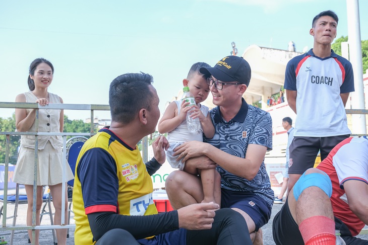 Cổ động viên nhí Hải Phòng: 3 năm cùng bố mẹ đi cổ vũ giải bóng đá công nhân - Ảnh 1.