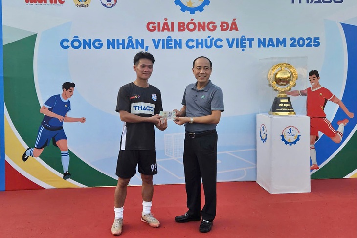 'Mưa thưởng nóng' ở Giải bóng đá công nhân, viên chức Việt Nam 2025 - Ảnh 1.