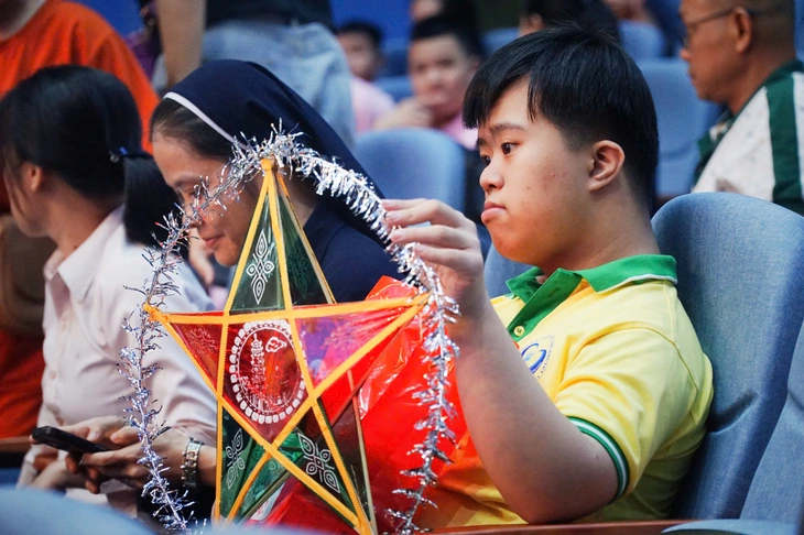 Mang Tết Trung thu về với trẻ em khó khăn ở Khánh Hòa - Ảnh 2.