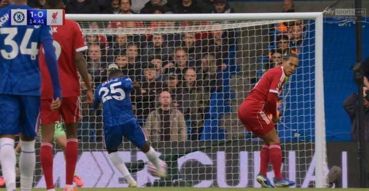 Pha 'xoay mông' của Van Dijk khiến Liverpool thua Chelsea - Ảnh 1.