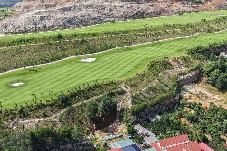 Nước lũ đổ từ sân golf khiến nhà dân ảnh hưởng: Chính quyền nói gì? - Ảnh 1.
