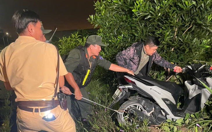 Nhóm ‘quái xế’ dàn hàng ngang lạng lách trên đường phố Đồng Hới bị xử phạt - Ảnh 1.