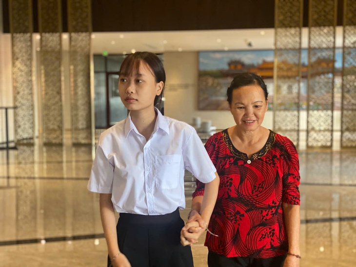 'Hai mẹ con đi chung cho chắc vì… cũng sợ có được trao học bổng thiệt không' - Ảnh 1.