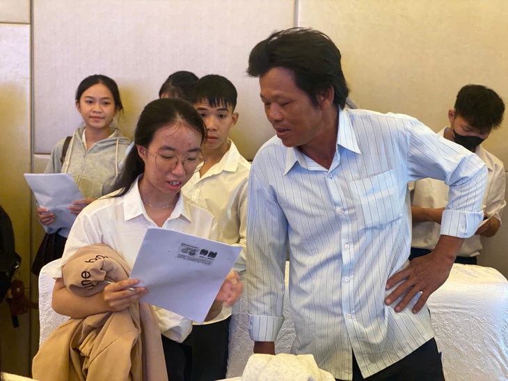 'Hai mẹ con đi chung cho chắc vì… cũng sợ có được trao học bổng thiệt không' - Ảnh 2.