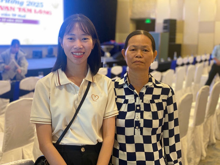 'Hai mẹ con đi chung cho chắc vì… cũng sợ có được trao học bổng thiệt không' - Ảnh 3.
