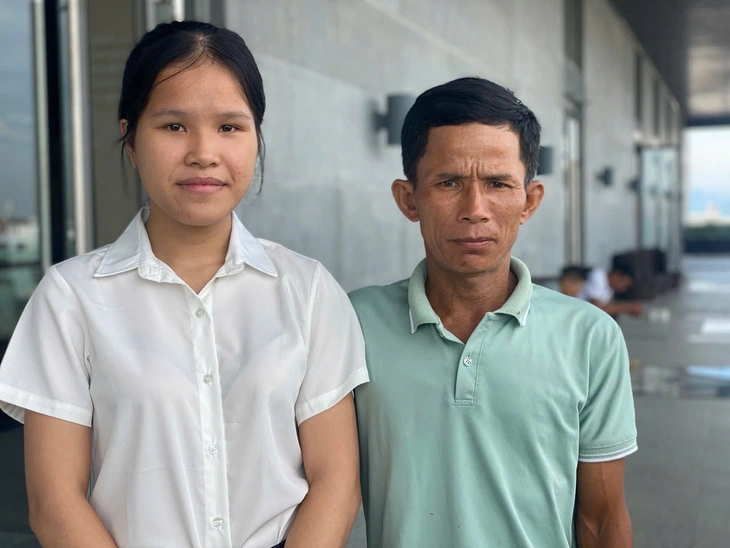 'Thấy con ngồi giữa bạn khốn khó như nhau, tôi không cầm được nước mắt' - Ảnh 1.