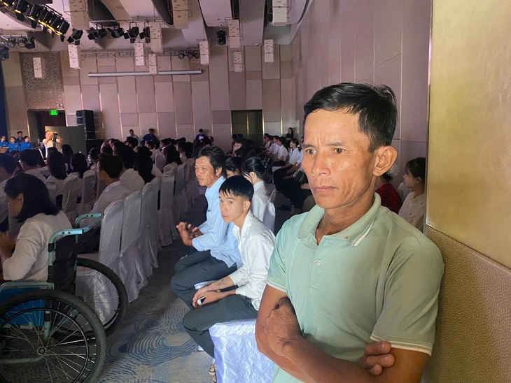 'Thấy con ngồi giữa bạn khốn khó như nhau, tôi không cầm được nước mắt' - Ảnh 2.