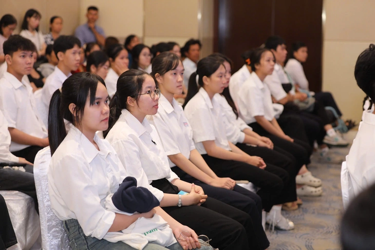 Sinh viên mồ côi làm nhà hảo tâm tiếp sức cho sinh viên Huế mồ côi - Ảnh 1.