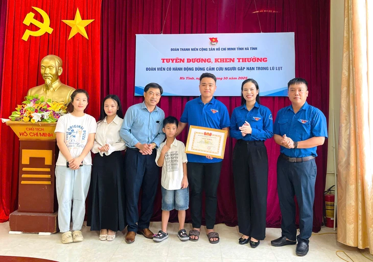 Thanh niên dũng cảm lao xuống dòng nước lũ cứu cháu bé 7 tuổi - Ảnh 1.