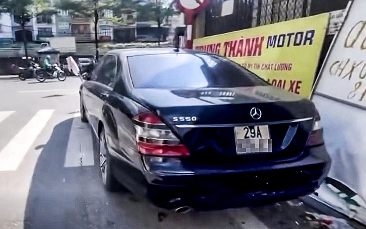 Đỗ xe tải chắn cửa hàng gây tranh cãi chưa có hồi kết  - Ảnh 3.