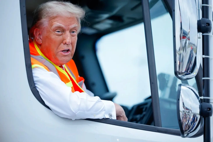 Ông Trump áp thuế 25% lên xe tải hạng nặng nhập khẩu từ ngày 1-11 - Ảnh 1.