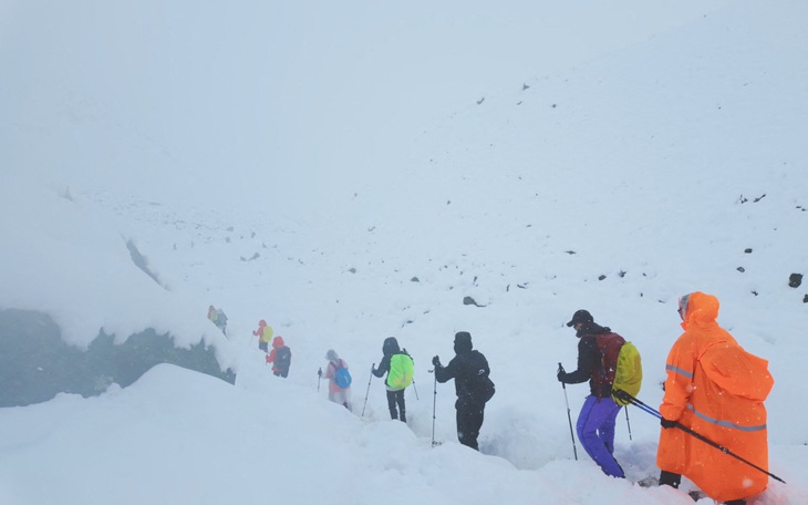 Dối trá ở nóc nhà thế giới: Everest ngập rác vì con người lách luật - Ảnh 3.