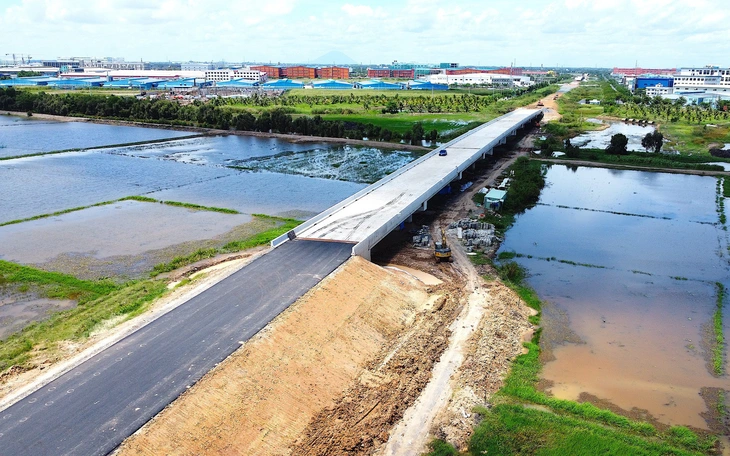 Xăng dầu tăng, vật liệu tăng, công trình đường Hồ Chí Minh qua Tây Ninh triển khai cầm chừng - Ảnh 3.